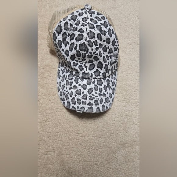 NWOT Leopard Print Ponytail Baseball Cap - Picture 3 of 6